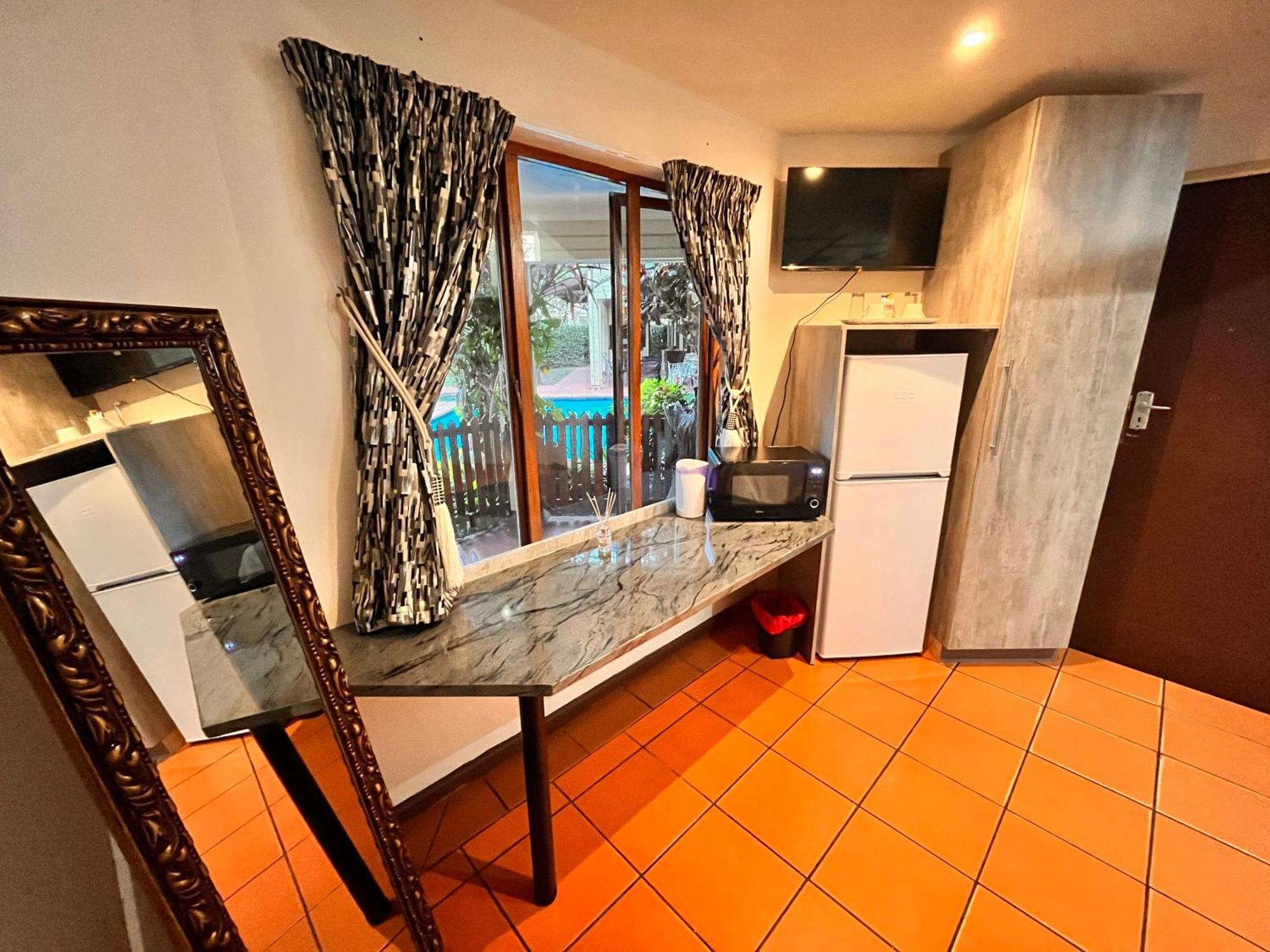 The Wood House Hotel Empangeni Buitenkant foto